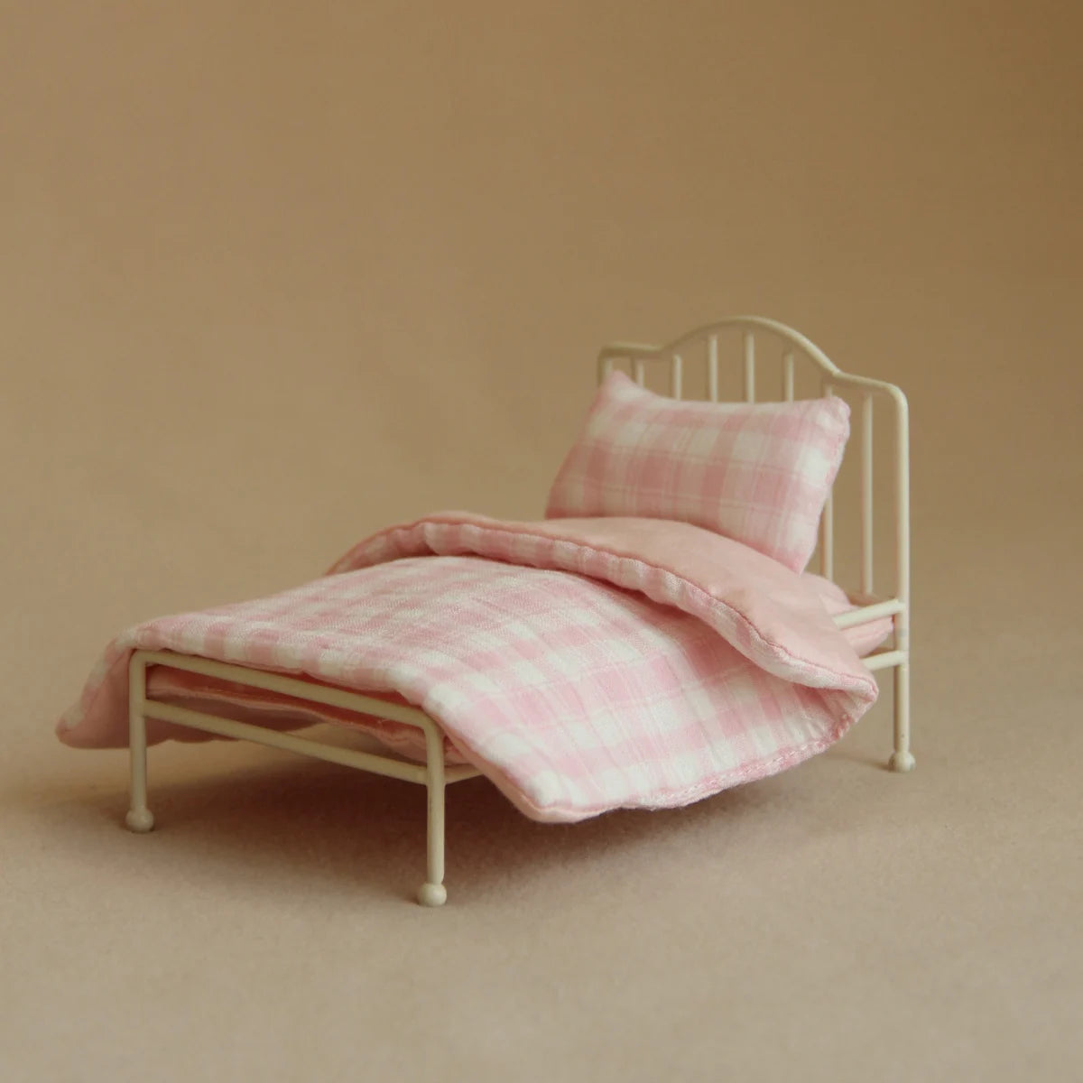 lit miniature fer forgé ensemble literie rose carreaux chaise table bougies tasse décoration murale