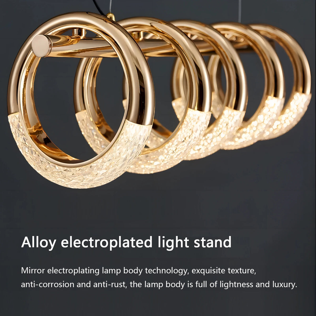 lampe suspendue dorée contemporaine effet miroir chaînes brillance éléganteintérieur salon cuisine doré