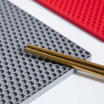 tapis protection cuisine silicone rouge gris moderne texture hexagonale imperméable anti brûlure