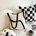 housse coussin décorative polyester coton blanc noir motif carreaux contemporain respectueux environnement maison hospitalière