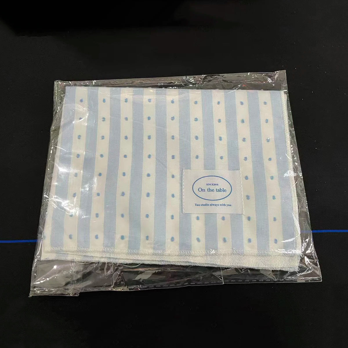serviettes table tissu blanc bleu rayures modernes classiques décoration table maison