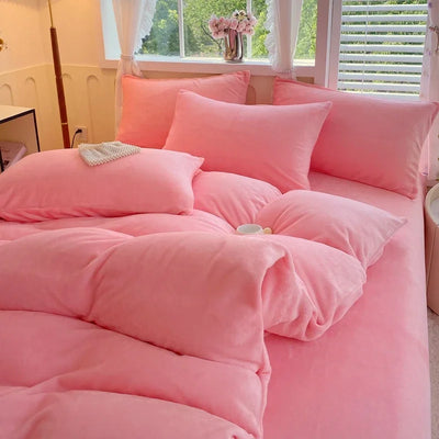 Housse de couette polaire en velours de lait couleur bleu ciel sur un lit