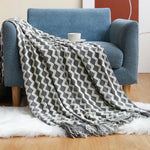 couverture tricotée vert foncé motif zigzag pompons canapé lit décoration intérieure moderne large