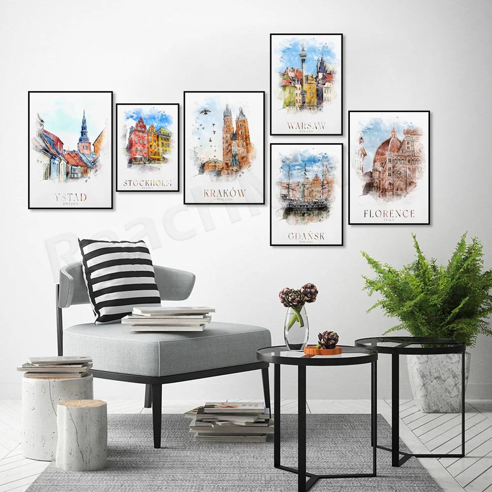 Une collection de peintures aquarelles représentant différentes villes européennes comme Ystad, Stockholm, Cracovie, Gdansk et Florence, créant un décor artistique et inspirant dans cet espace de vie.