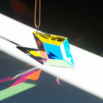 pendentif multicolore facettes géométriques transparent moderne élégant résine brillant chainette métalextérieur jardin