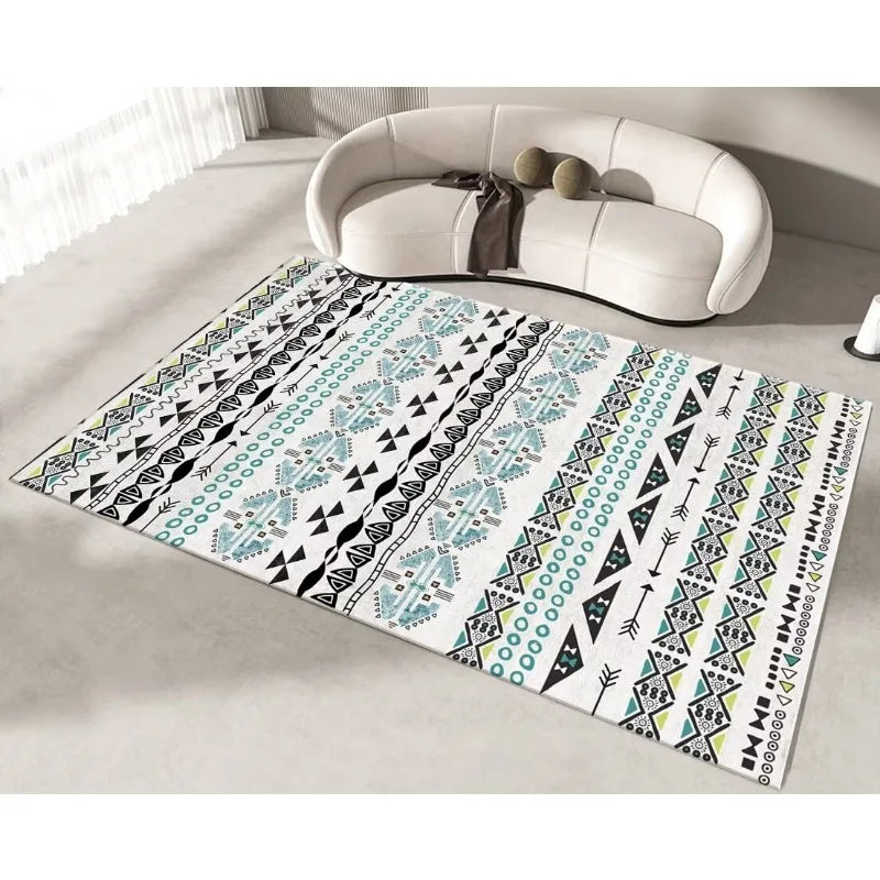 Tapis décoratif avec motifs géométriques en noir, blanc et turquoise, placé sur le sol dans un salon moderne avec un canapé blanc.