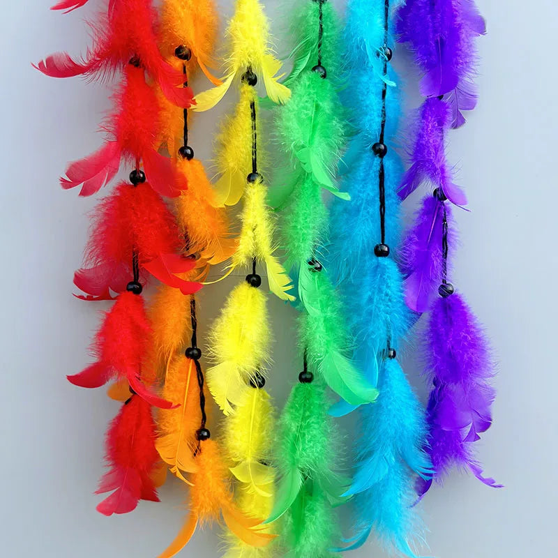 Un assortiment coloré de plumes multicolores suspendues de manière ornementale.