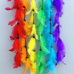 Un assortiment coloré de plumes multicolores suspendues de manière ornementale.