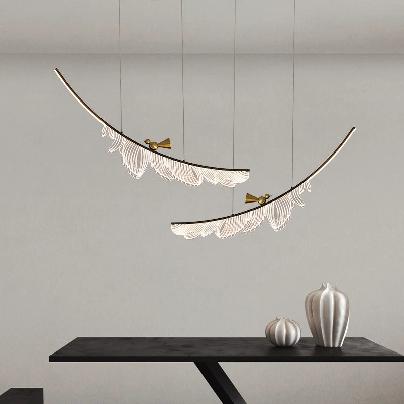 Suspension lumineuse contemporaine noir blanc dorées franges blanches transparente chambre salon