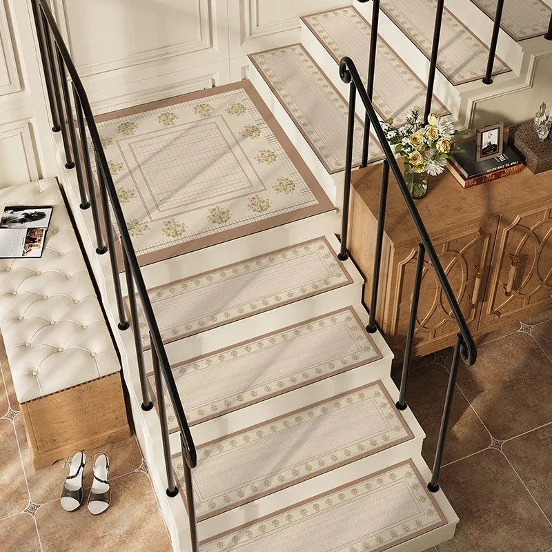 Un escalier à motif floral mène à un étage supérieur, avec des meubles vintage et des fleurs fraîches ajoutant une touche élégante à l'espace.