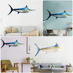 Décoration murale poisson marlin bleu accrochée sur un mur blanc