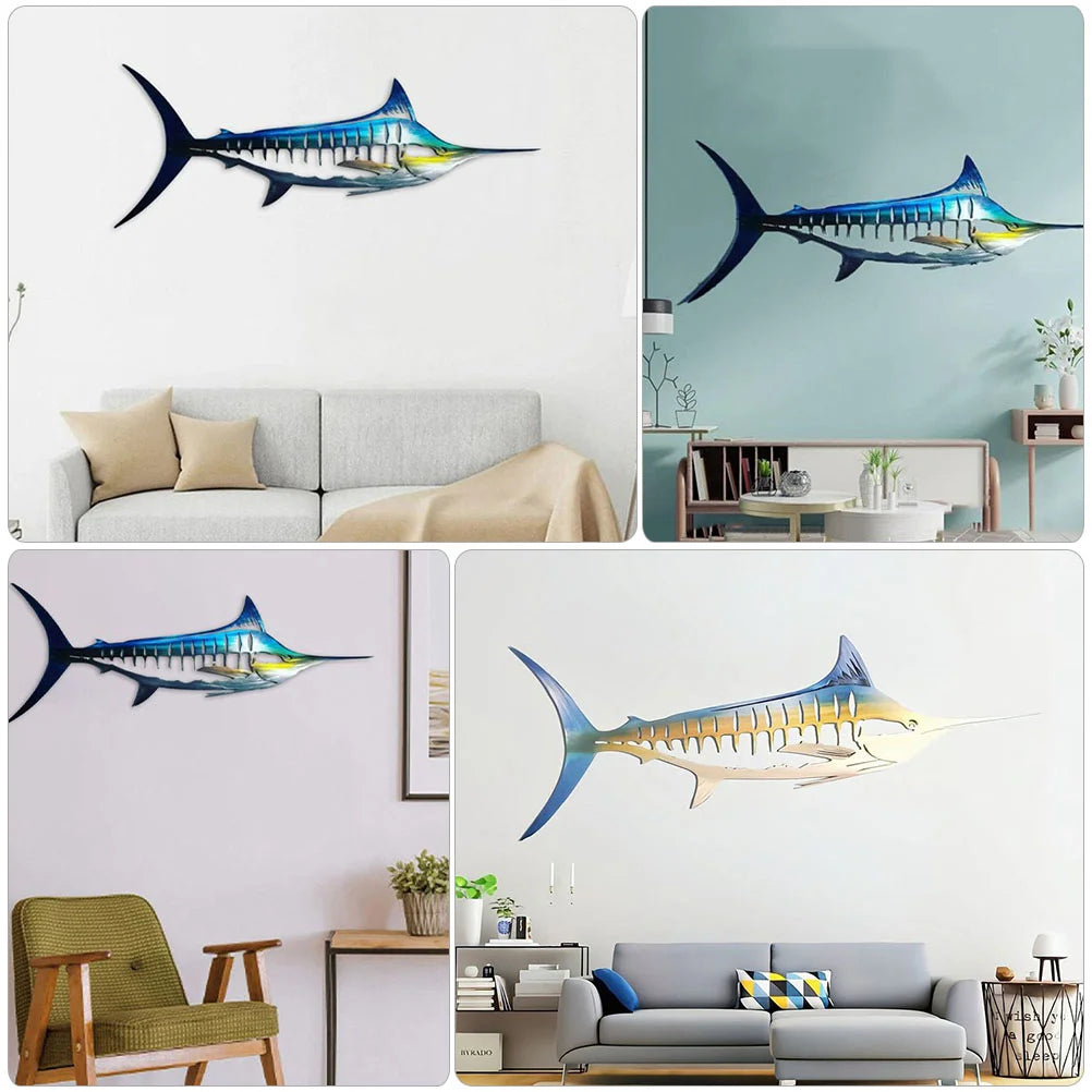 Décoration murale poisson marlin bleu accrochée sur un mur blanc