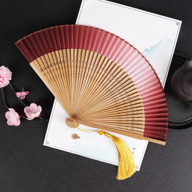 éventail pliant traditionnel vert foncé noir marron clair décoration mariage accessoire fête parfumé chinois