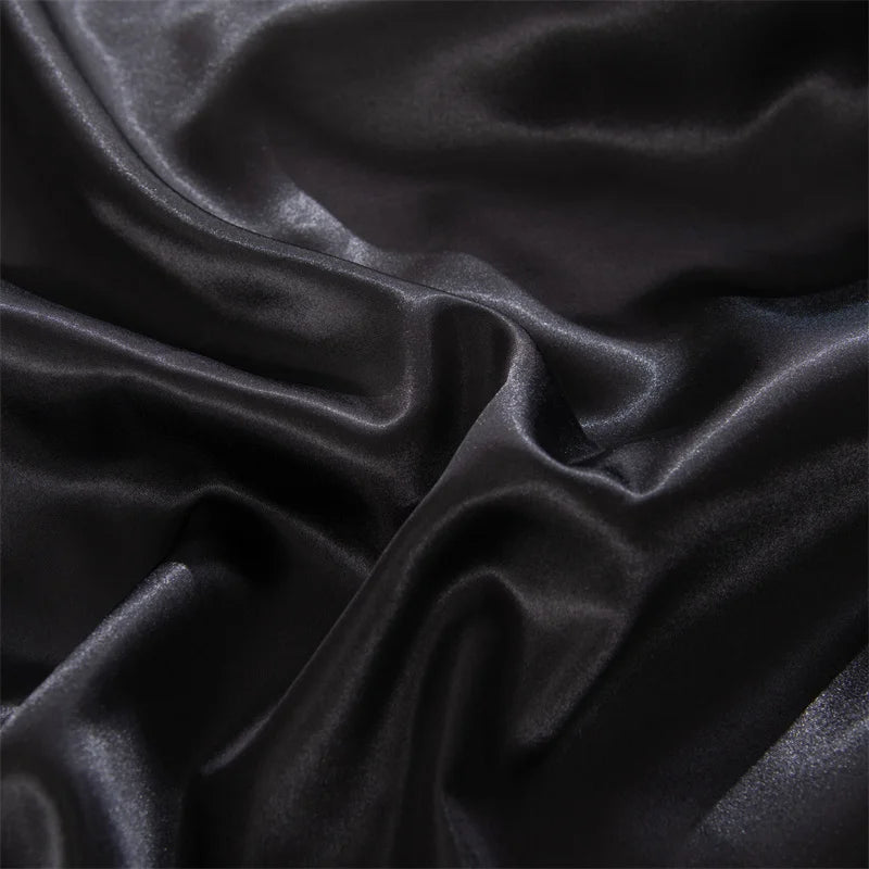 Drap-housse blanc dans une chambre décorée