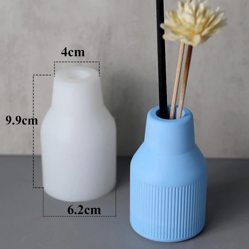 moulages silicone vases blanc bleu marine fleurs artificielles moderne minimalisteDecoration intérieure