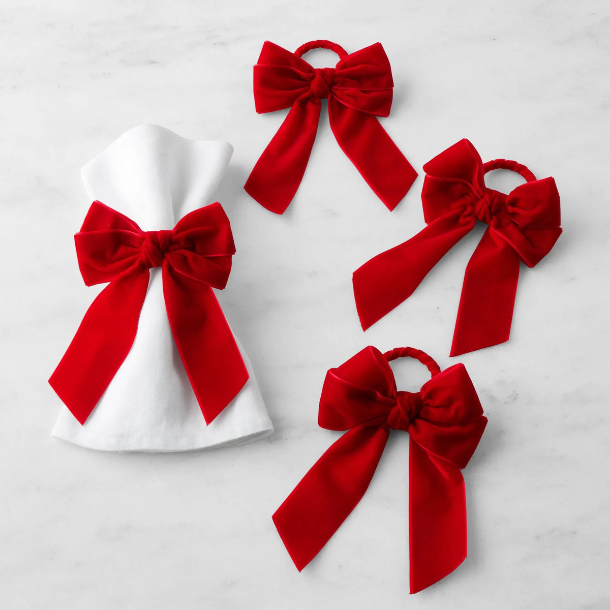 serviettes velours rouge blanc vert classiques élégantes décoration table événementiel mariage noël rouleaux serviettes