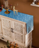 Un cabinet décoré de motifs élégants et colorés avec un cerf étincelant, créant une atmosphère festive et chaleureuse pour les fêtes de fin d'année.