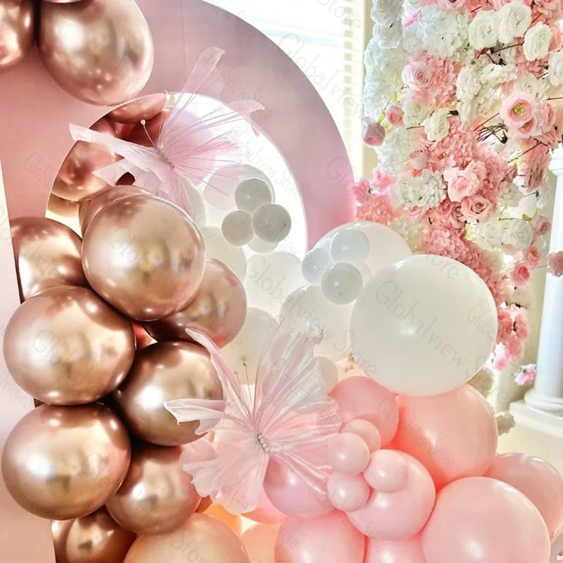 Décoration événementielle avec papillons en organza suspendus