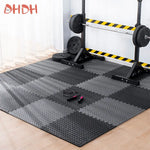 tapis sol modulable caoutchouc gris noir blanc carreaux géométriques antidérapant exercices maison