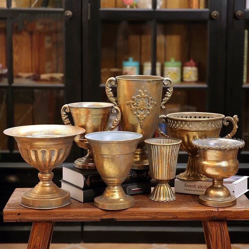coupes décoratives vintage dorées ornées motifs sculptés classique métal fleuri intérieurextérieur
