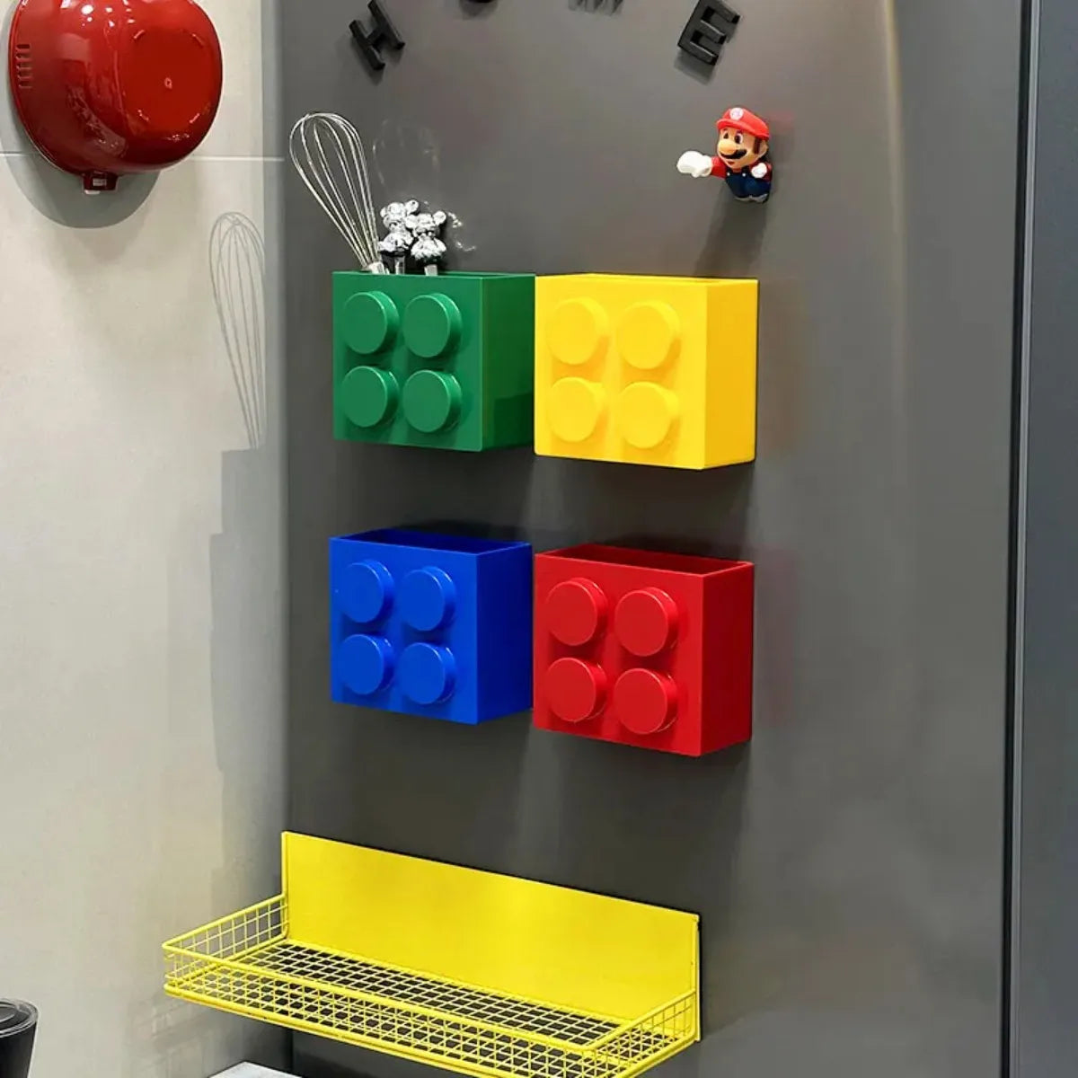 boîte rangement aimants murale cuillères boutons lego rouge bleu moderne ludique respectueux environnement