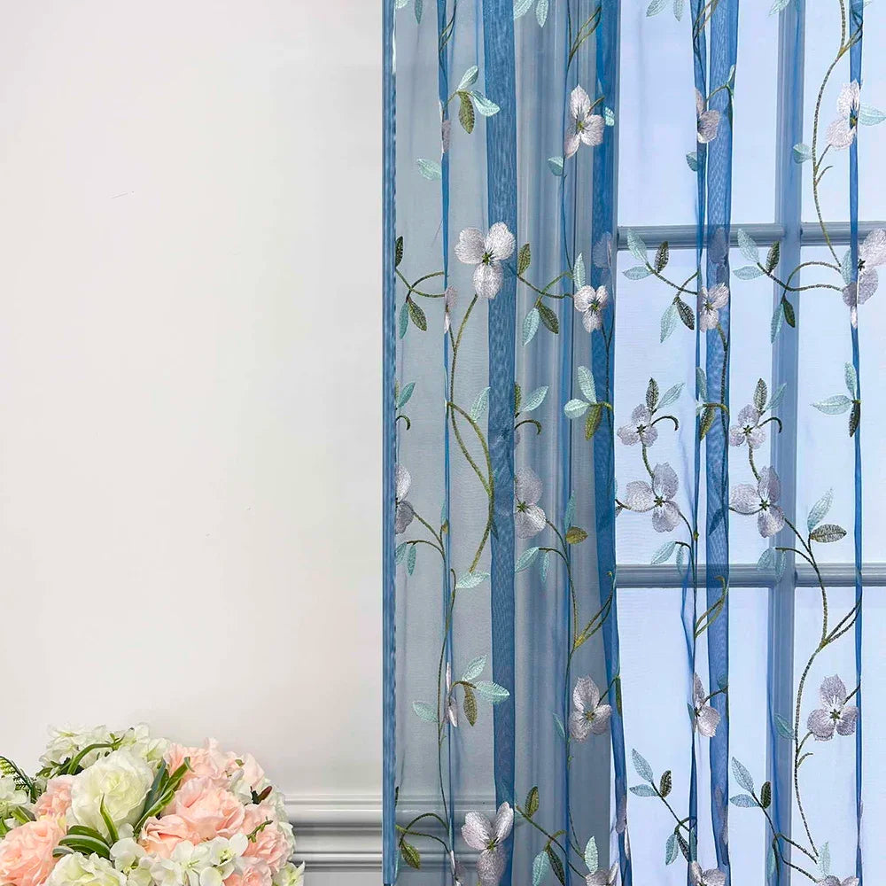 rideau tulle fleuri moderne bleu blanc doré salon inclusion pastorale floral