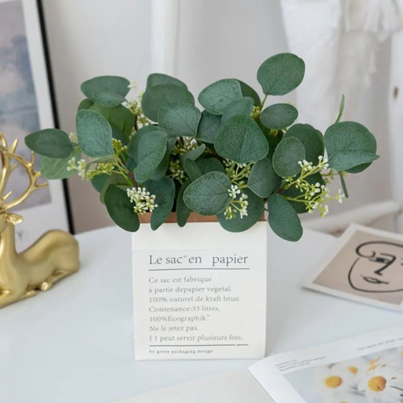 plantes artificielles eucalyptus roses blanches vase blanc décoration moderne