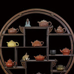 étagère murale bois sculpté classique marron statuettes théières vases tasses rangement cuisine déco