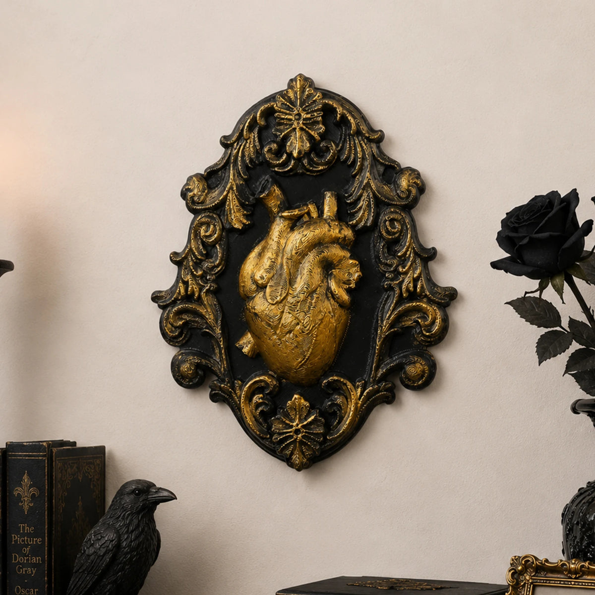 décoration murale gothique cœur anatomique noir doré ornements floraux plastique
