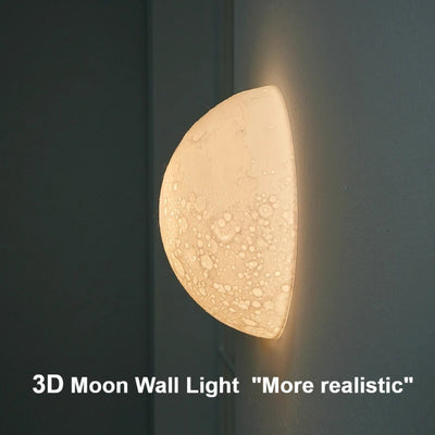Plafonnier lunaire demi-cercle LED blanc dans un couloir étroit