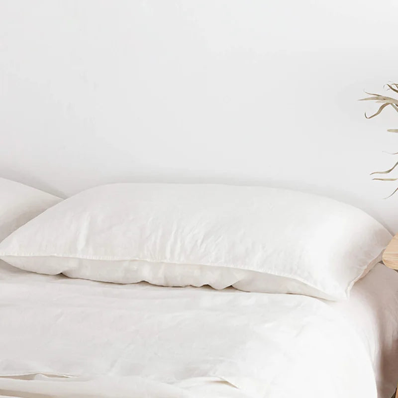 Un lit douillet avec des draps blancs doux et moelleux, créant une atmosphère relaxante et apaisante.