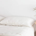 Un lit douillet avec des draps blancs doux et moelleux, créant une atmosphère relaxante et apaisante.