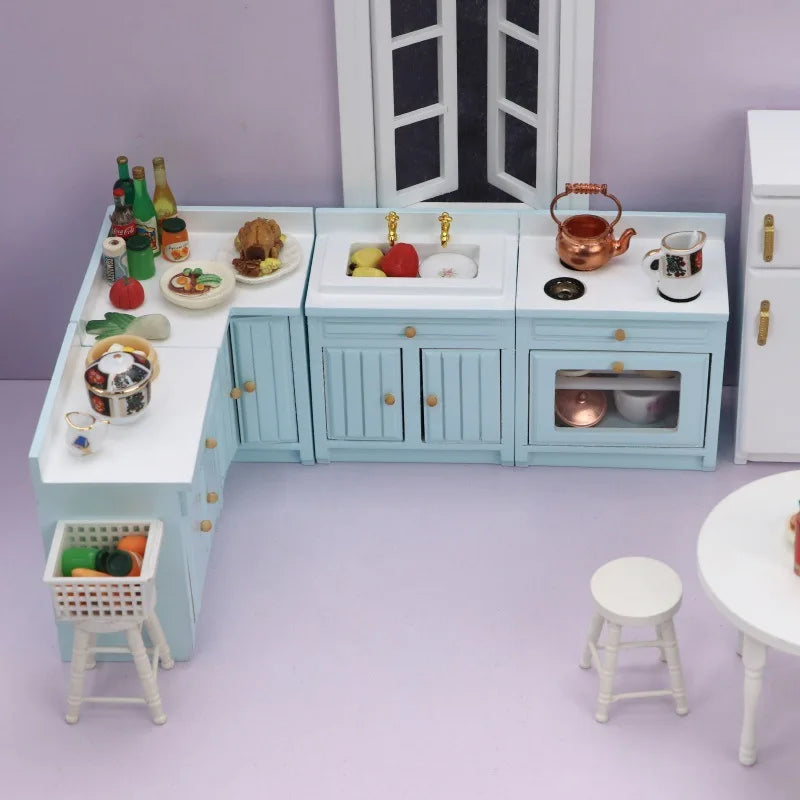 cuisine miniature classique tabouret évier robinet meubles poignées comptoir tapis assiettes ustensiles théière fruits