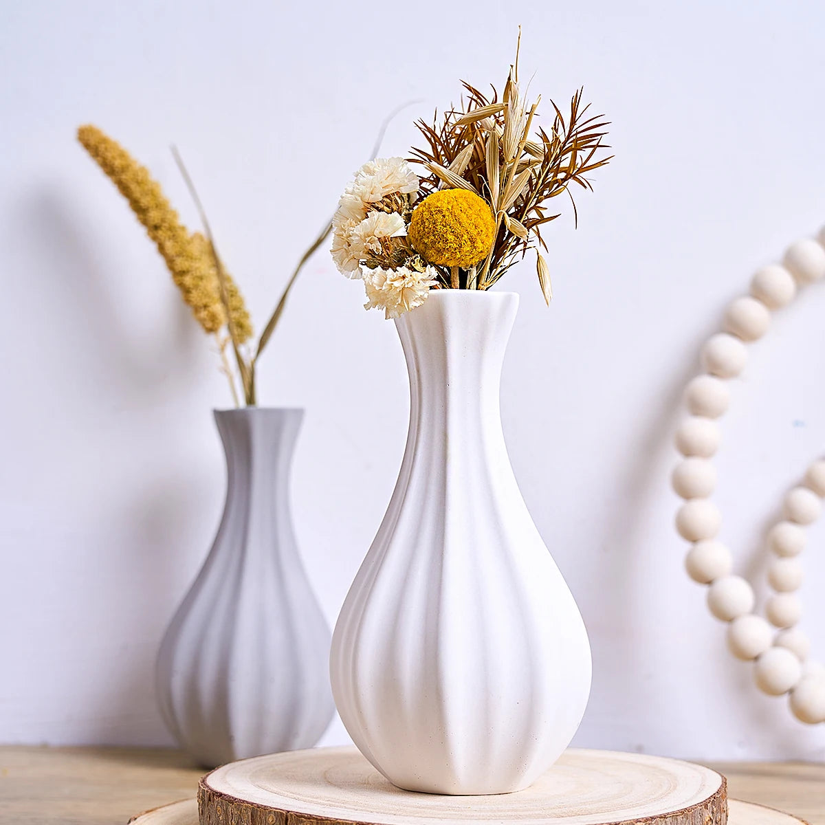 vase silicone blanc gris minimaliste texturé rayures verticales fleurs séchées plante herbes opaques