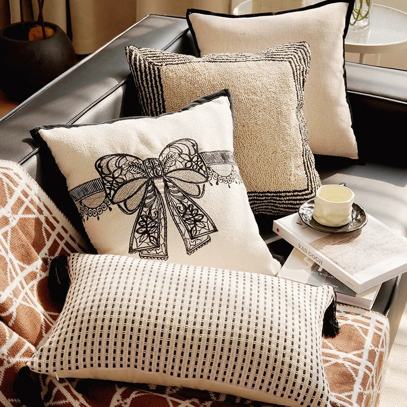 housses coussins carrés brodés nouettes noires blanches moderne decoration maison lit canapé