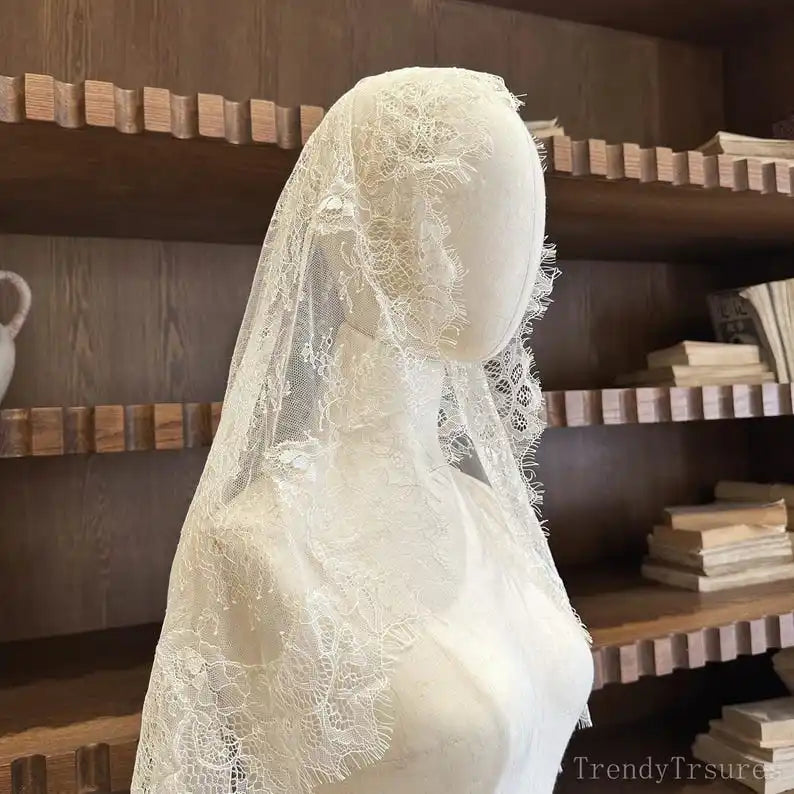 voile mariée dentelle blanche motifs floraux classique translucide tringle fixations