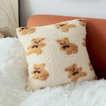 Un coussin moelleux avec un motif de fleurs orné de couleurs chaudes et neutres, créant une ambiance apaisante et confortable dans la pièce.