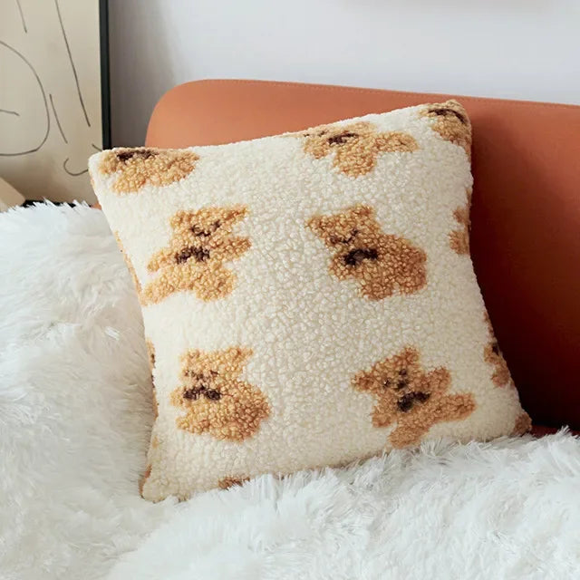 Un coussin moelleux avec un motif de fleurs orné de couleurs chaudes et neutres, créant une ambiance apaisante et confortable dans la pièce.