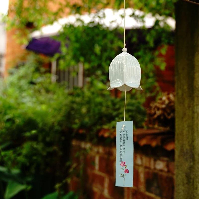 cloche vent céramique relief floral jardin artisanal blanc rose bleu