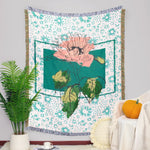 Une grande tapisserie murale colorée et détaillée représentant une fleur de lotus rose épanouie sur un fond de motifs floraux et de feuilles vertes.