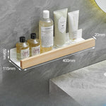 Étagère flottante en bois dans une salle de bain avec produits de beauté