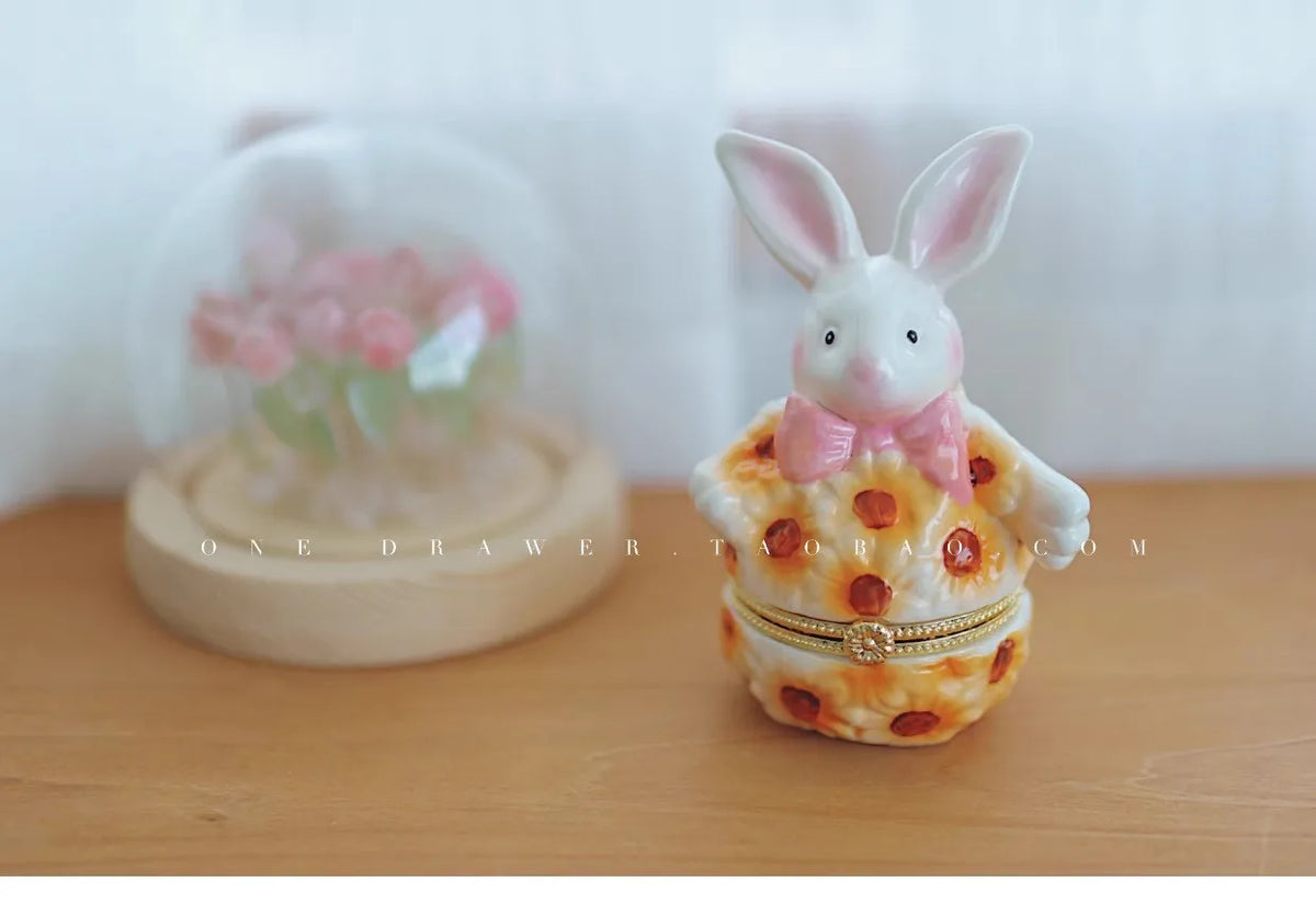 boîte bijoux céramique lapin motif floral enfantin boucle dorée marron rose blanc