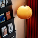 Lampe vintage orange allumée dans une chambre