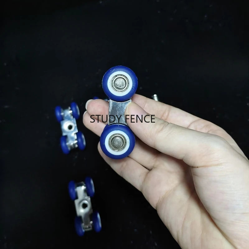 roulettes porte coulissante argentées bleues vis quincaillerie industrielle métal suspension poulies rails fixations utilitaires