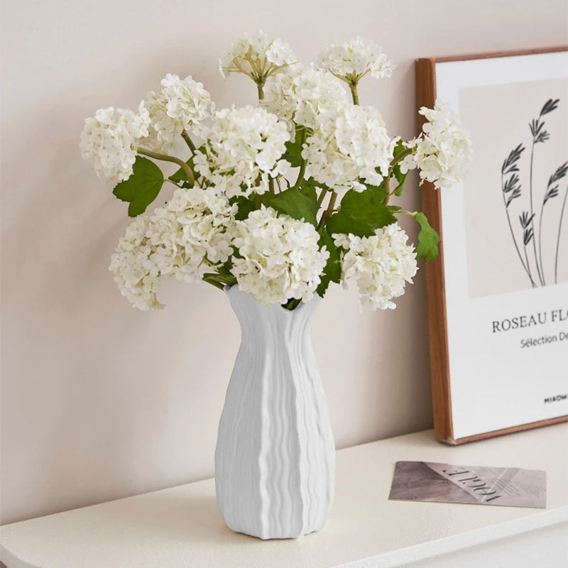 grand vase blanc moderne rayures verticales fleurs décoration d'intérieur maison