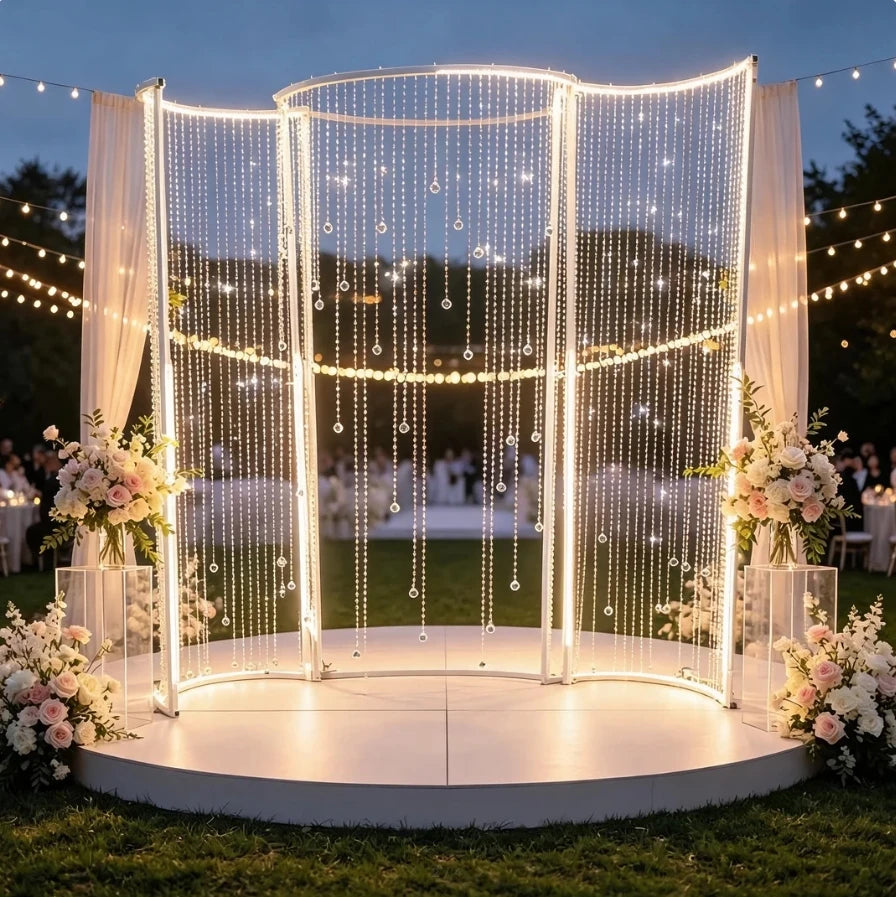 structure décorative arche cristal argenté blanc élégante festivité romantique supports chaînes tissu semi transparent
