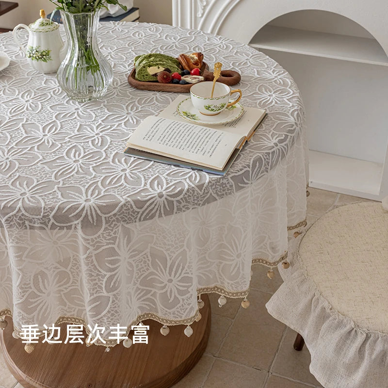 nappe table blanche fleurs feuilles découpées translucide classique romantique mariage fête restaurantextérieur