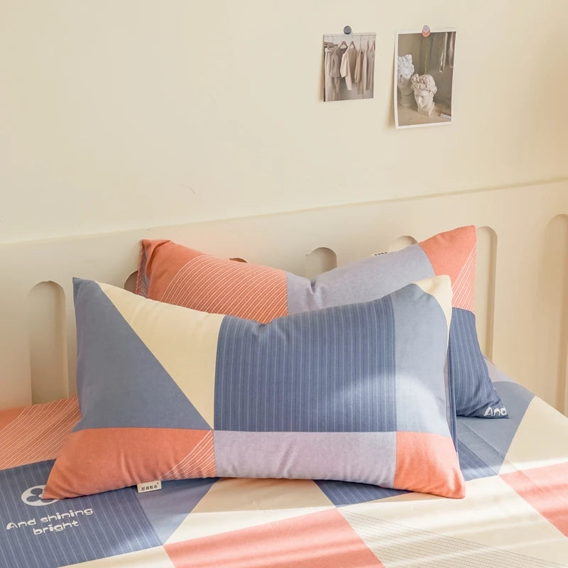 Une chambre confortable avec un lit douillet, des oreillers et des couvertures dans des couleurs pastel.