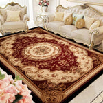 Somptueux tapis persan rouge et beige ornementé de motifs floraux et végétaux délicatement entrelacés, reposant sur un salon de style classique avec de luxueux fauteuils et canapés rembourrés.