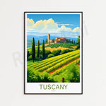 Paysage pittoresque de la région viticole de Toscane en Italie, avec ses vignobles verdoyants, ses cyprès élancés et son village perché sur une colline.